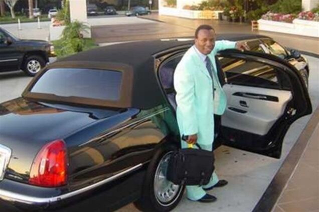 Аделаджа прячется в машине под зданием суда - адвокат