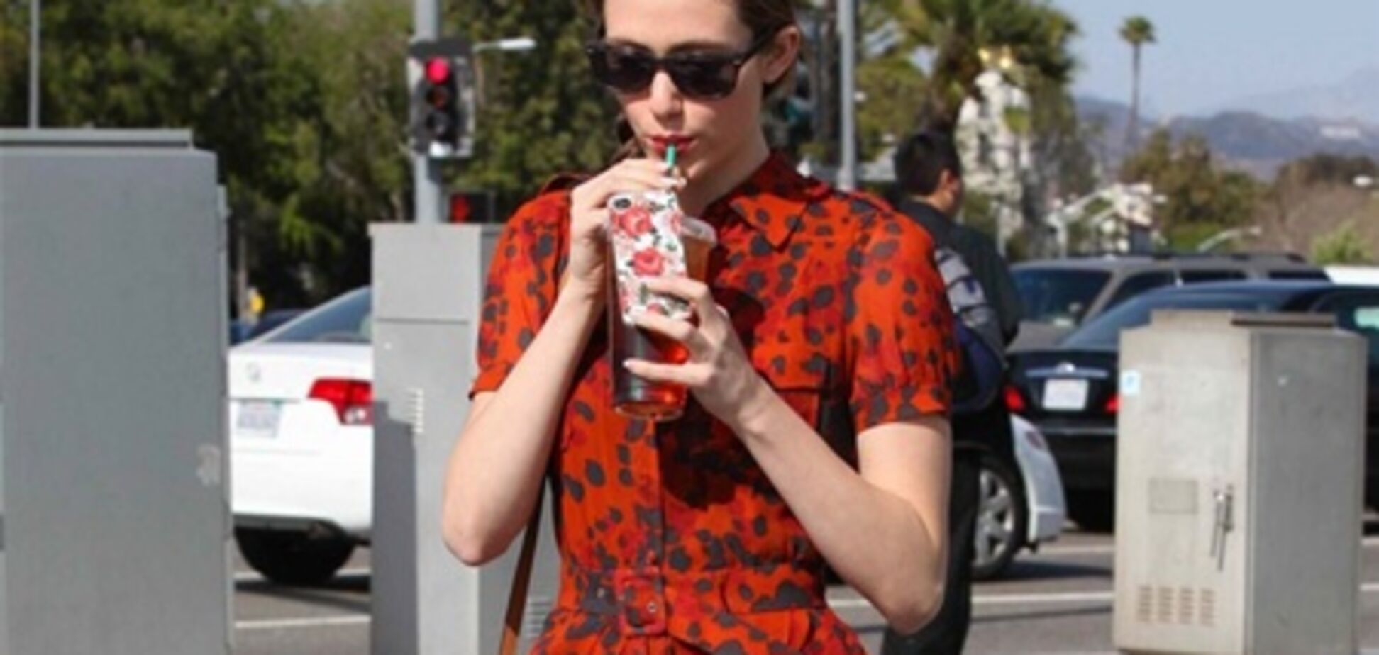 Россум гуляет в жутком платье. Фото