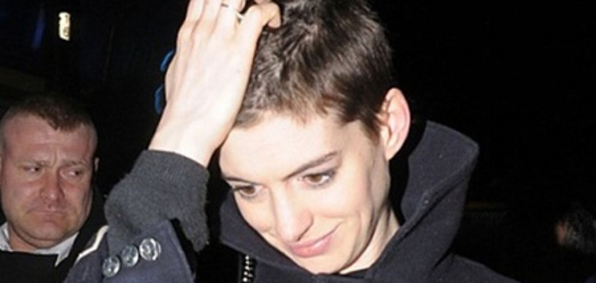 Хэтэуэй пожертвовала волосами. Фото