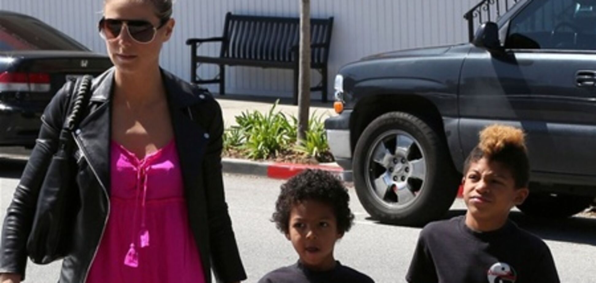 Клум ведет детишек на каратэ. Фото