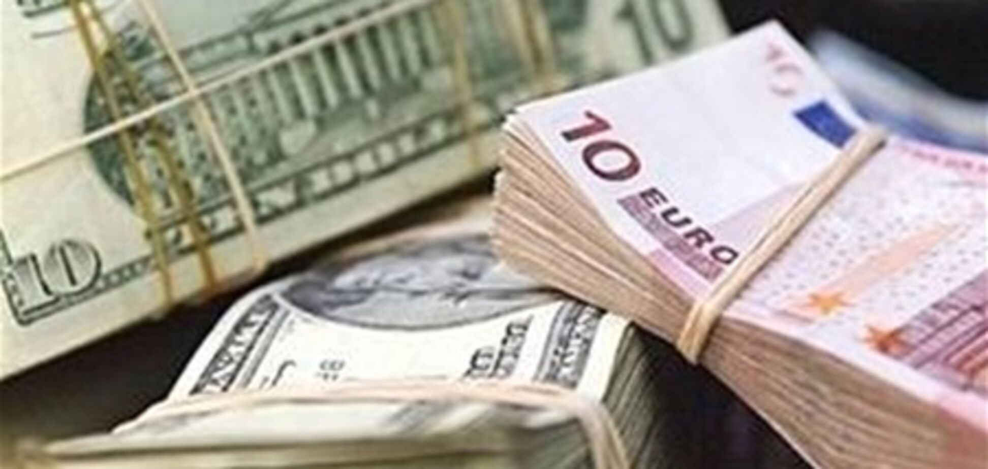 Скупать евро и доллары сейчас невыгодно, валюта еще подешевеет - СМИ