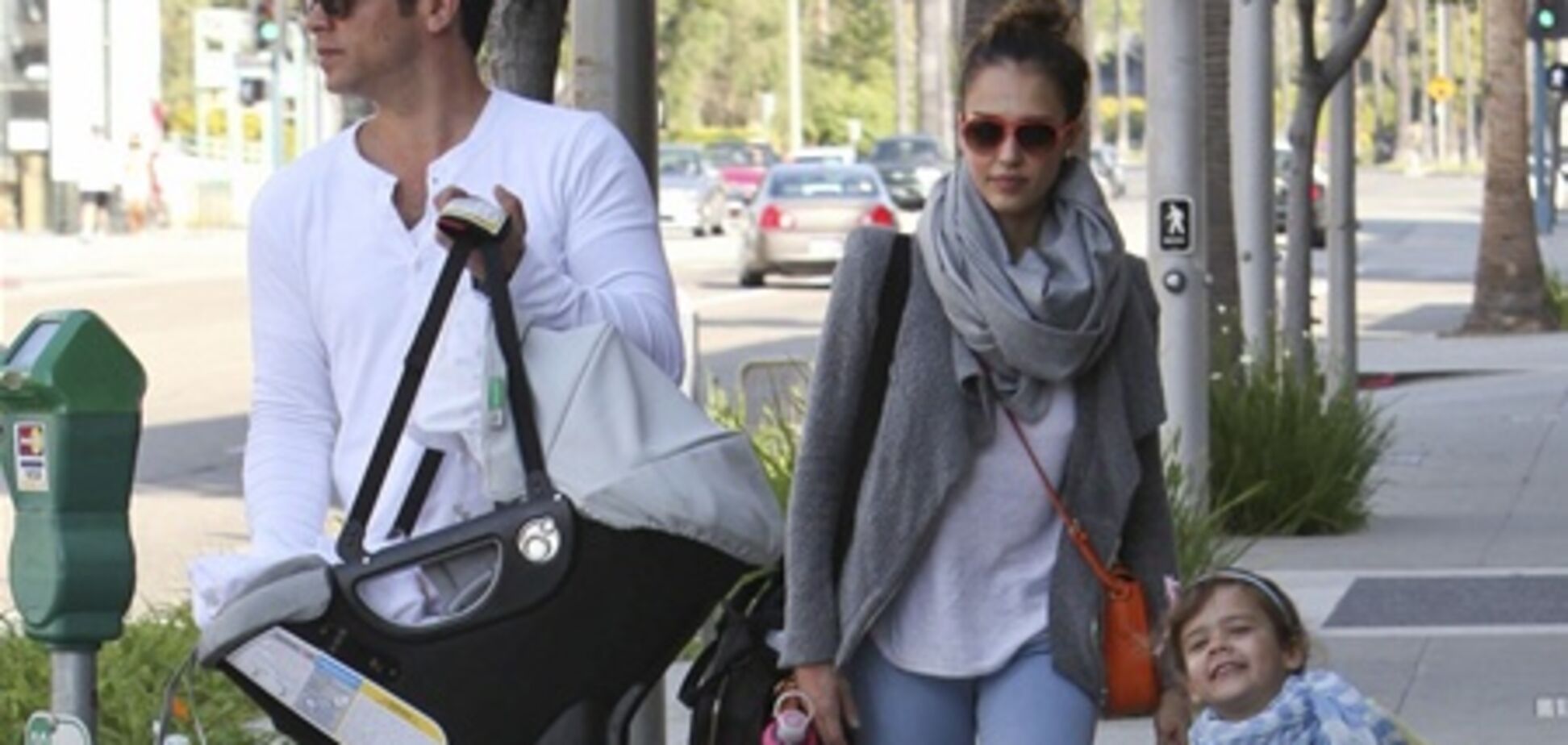 Семья Альбы отправилась завтракать. Фото