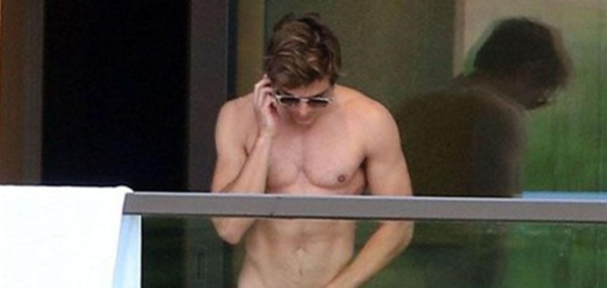 Вышел Эфрон на 'крыльцо'. Фото