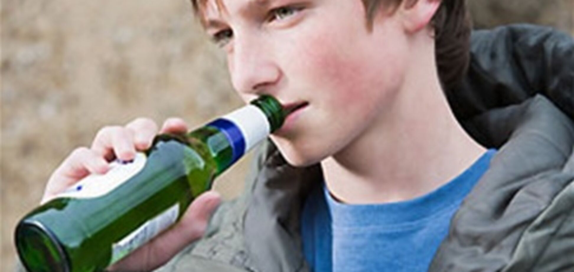 У президента требуют повысить штраф за продажу алкоголя детям в 10 раз