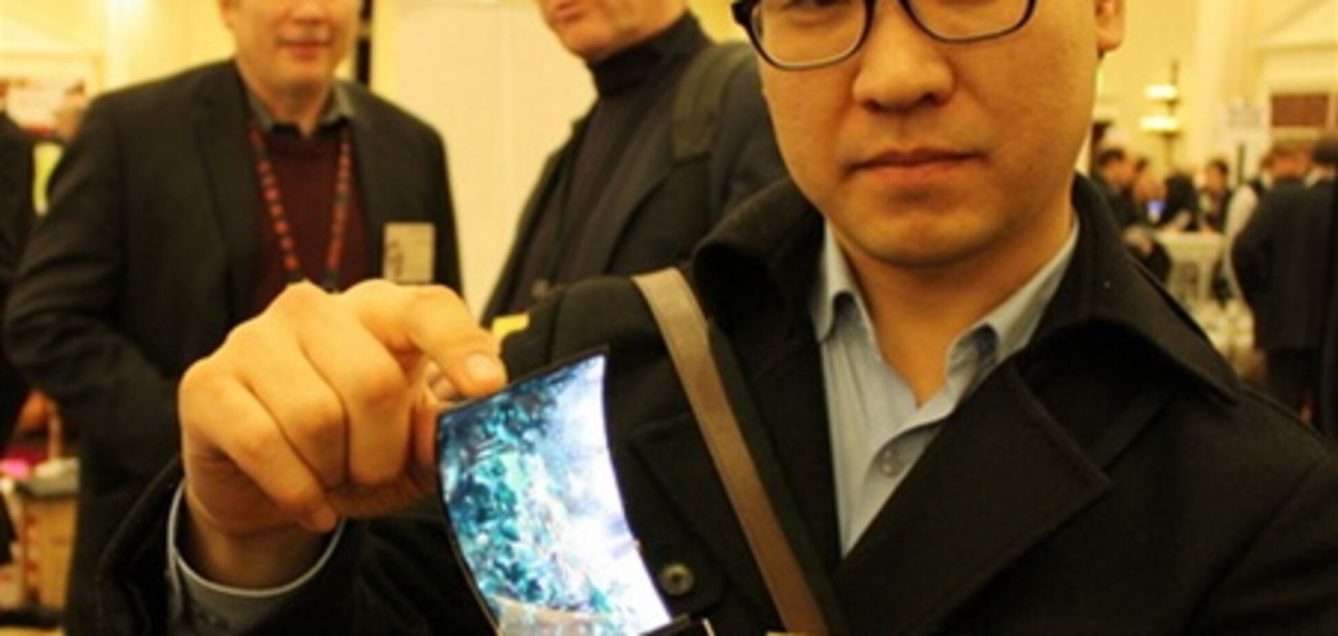 Гибкий и прочный дисплей Samsung будет называться YOUM. Фото  
