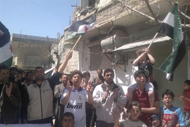 Зверства в Сирии: оппозиционера избивают и топчут ногами. Видео