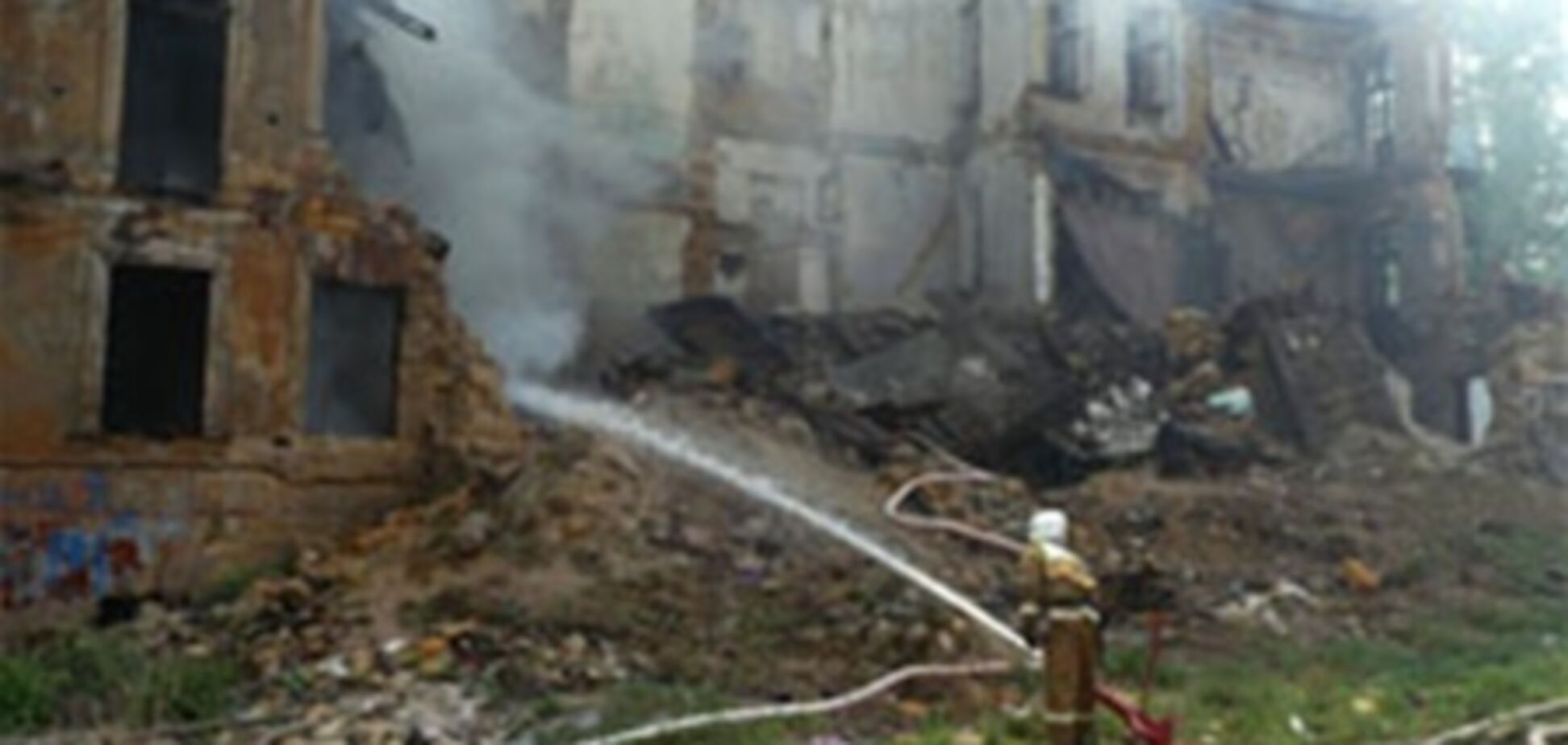 В центре Одессы горел полуразрушенный дом. Фото