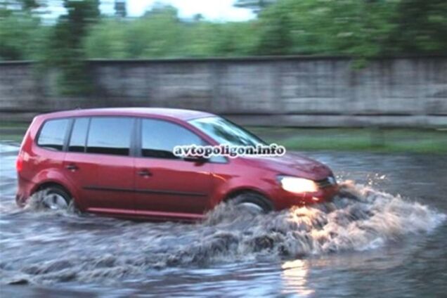 Дороги по-киевски: как в столице тонули и глохли машины. Фото, видео 
