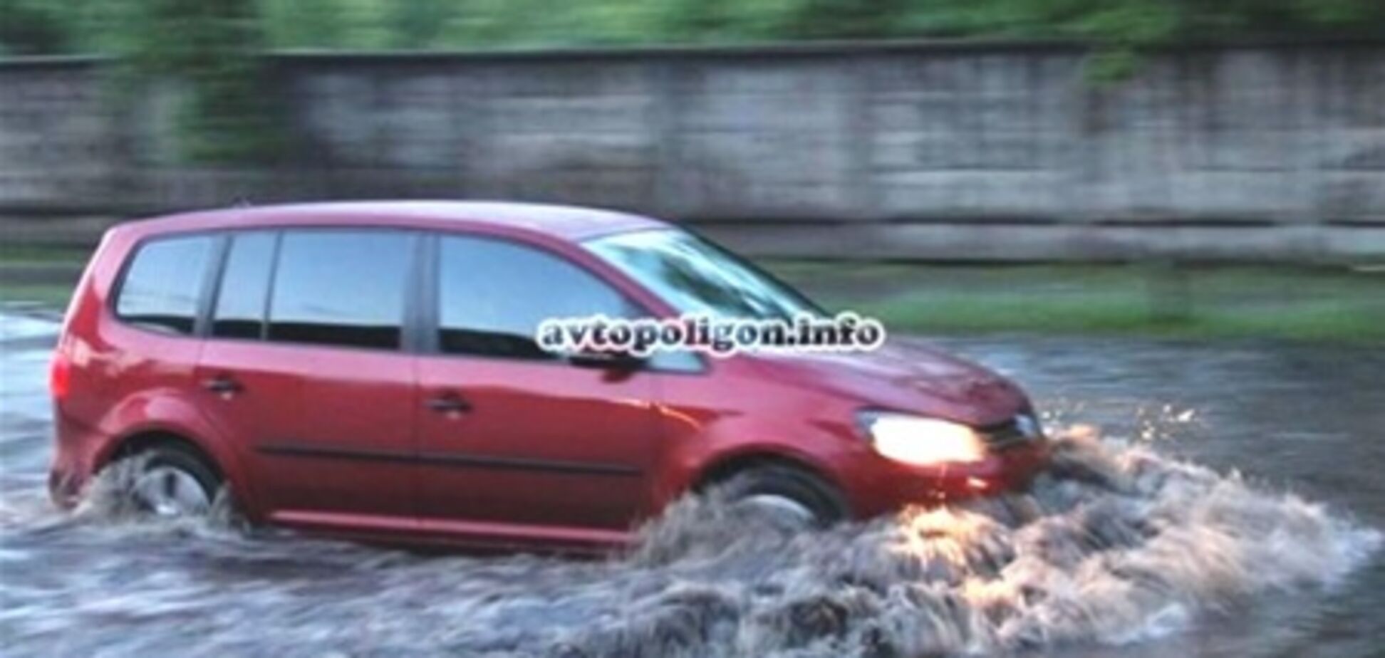 Дороги по-киевски: как в столице тонули и глохли машины. Фото, видео