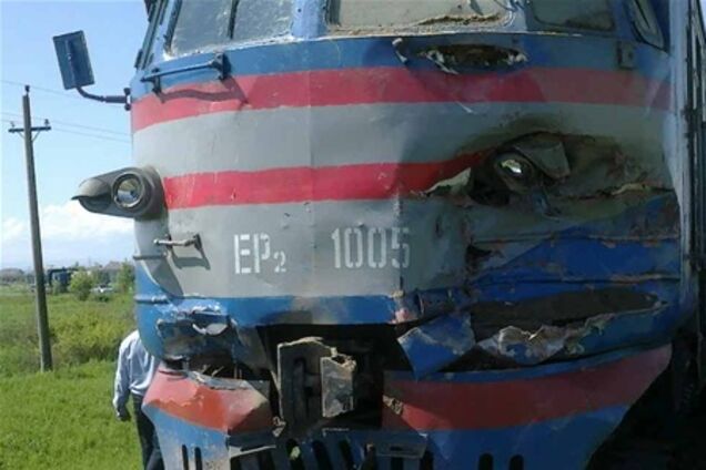 ДТП на Львівщині, поїзд зіткнувся з вантажівкою. Фото