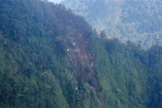 Пропавший самолет врезался в вертикальный склон горы - СМИ