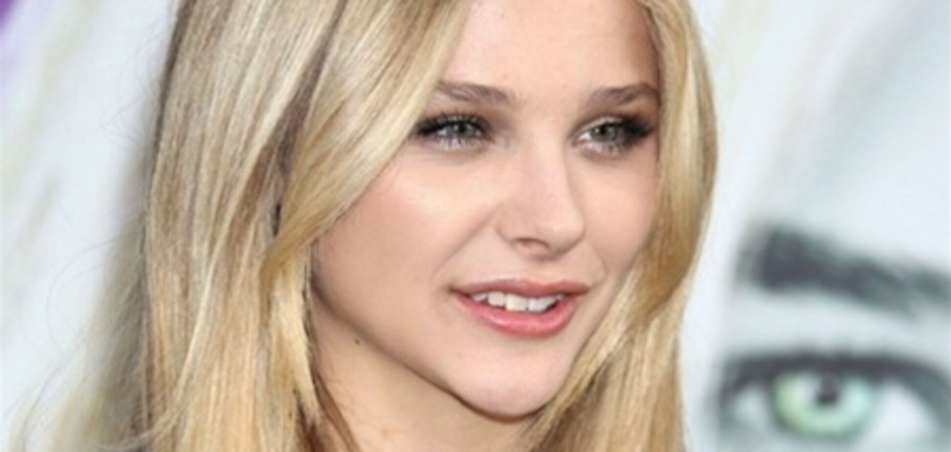 Хлоя Морец в мрачном платье на премьере «Мрачных теней»