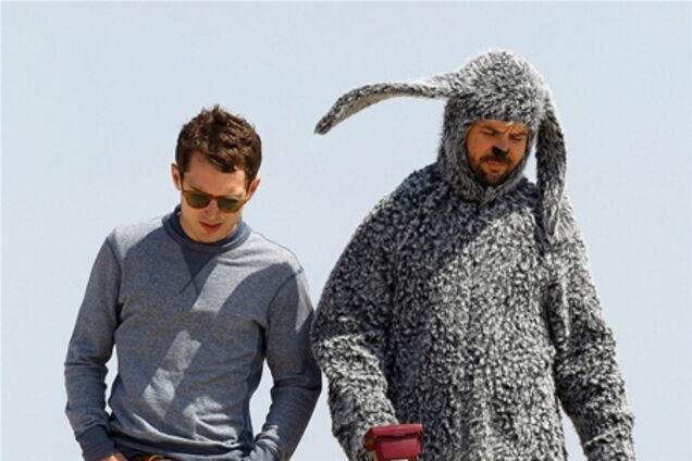 Элайджа Вуд работает на пляже. Фото