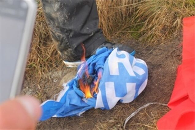 На Говерле сожгли флаги СССР и Партии регионов. Видео