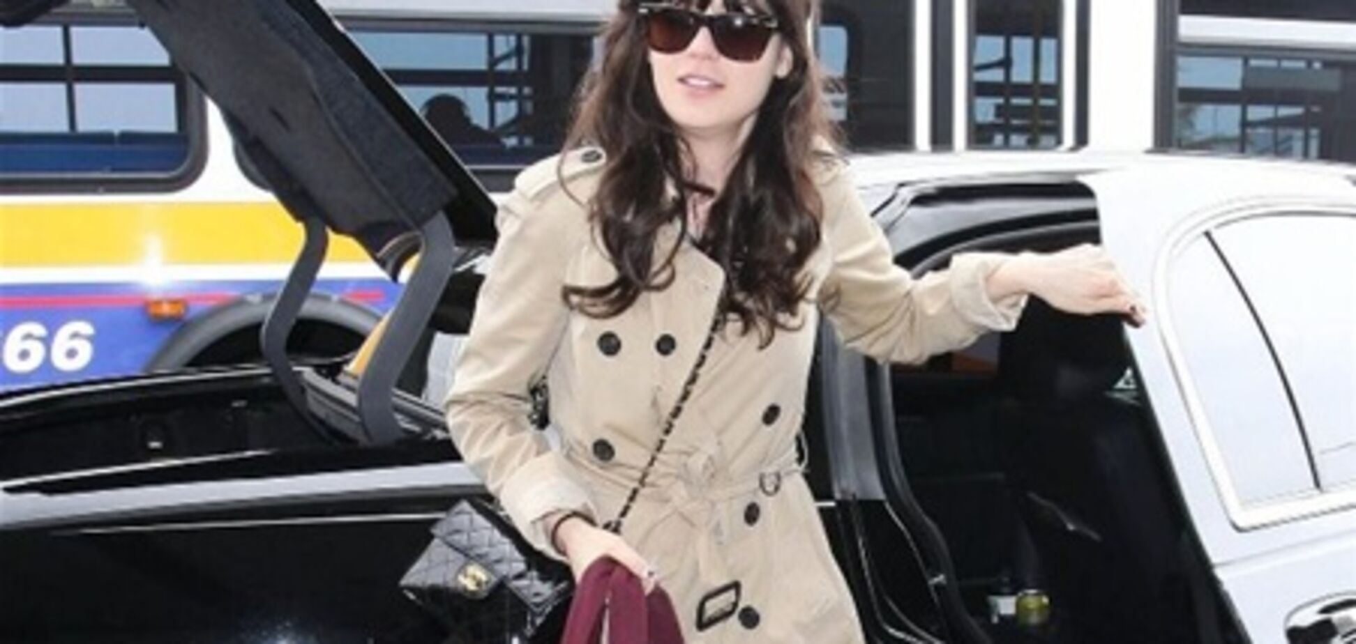 Дешанель приготовилась к перелету. Фото