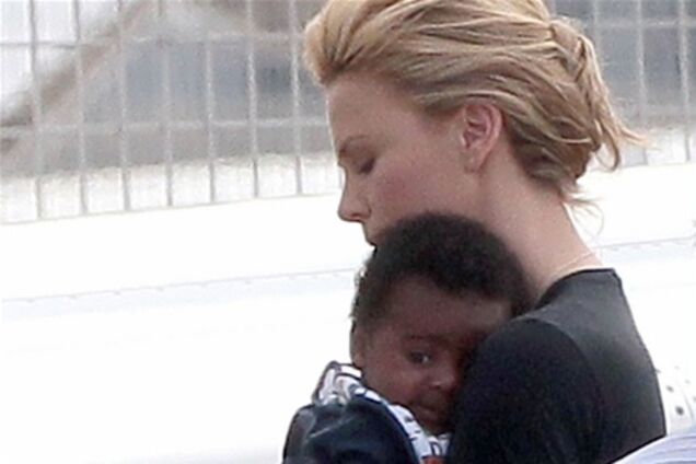 Терон с сыном и Стюарт покидает Париж. Фото