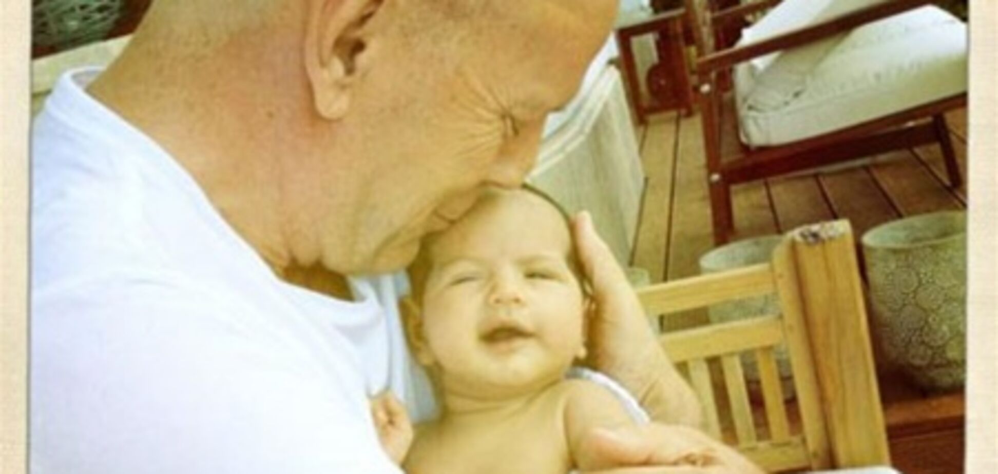 Брюс Уиллис показал новорожденную дочь. Фото, 11 мая 2012