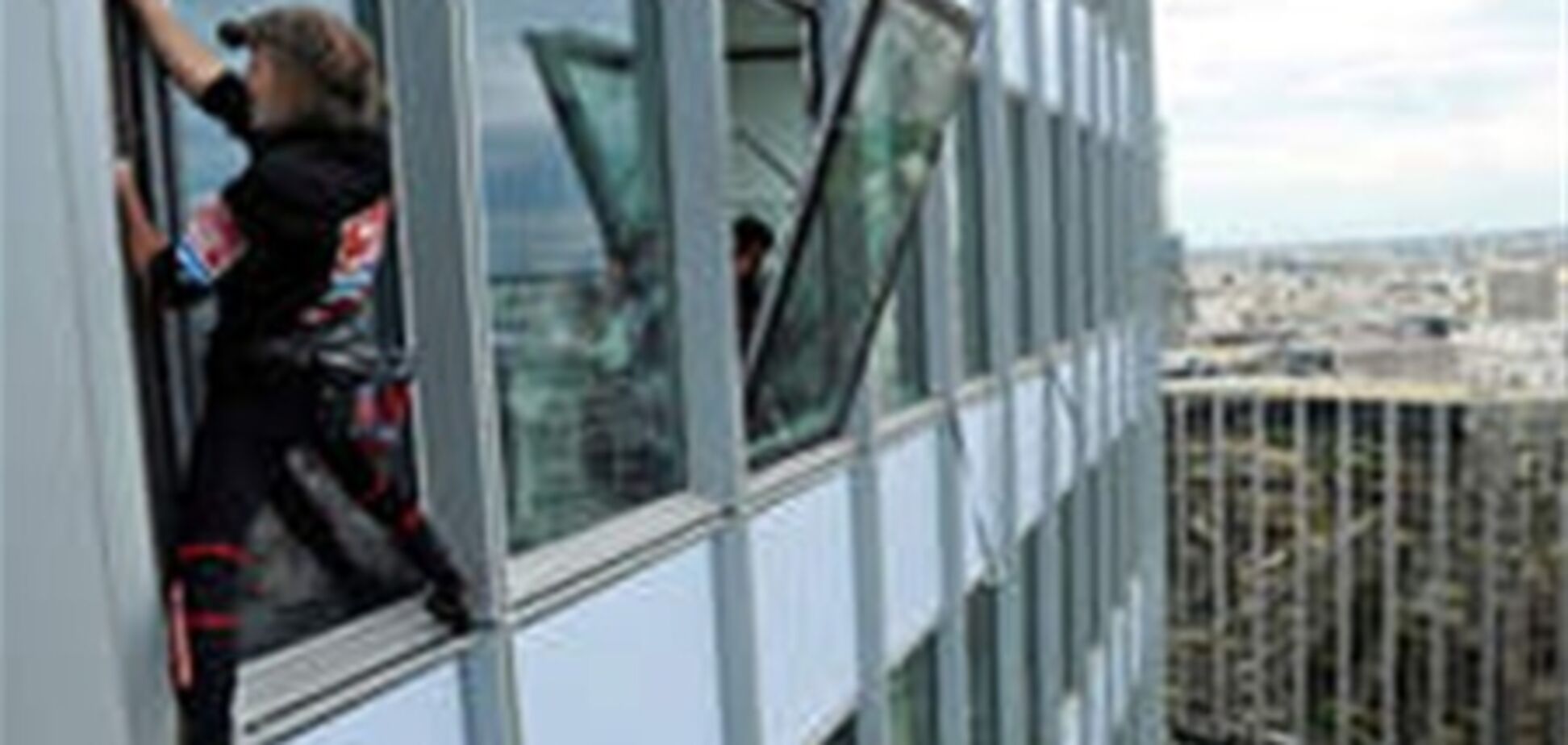 'Людина-павук' видерся на найвищу будівлю Франції