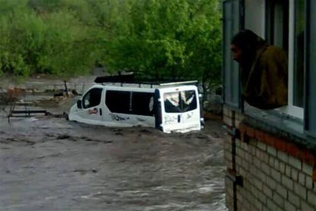 Потоп на Сумщині змив 10 авто і зніс кілька будинків