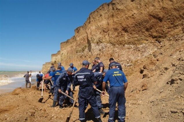 В Крыму на пляже обнаружили мину и девять авиабомб