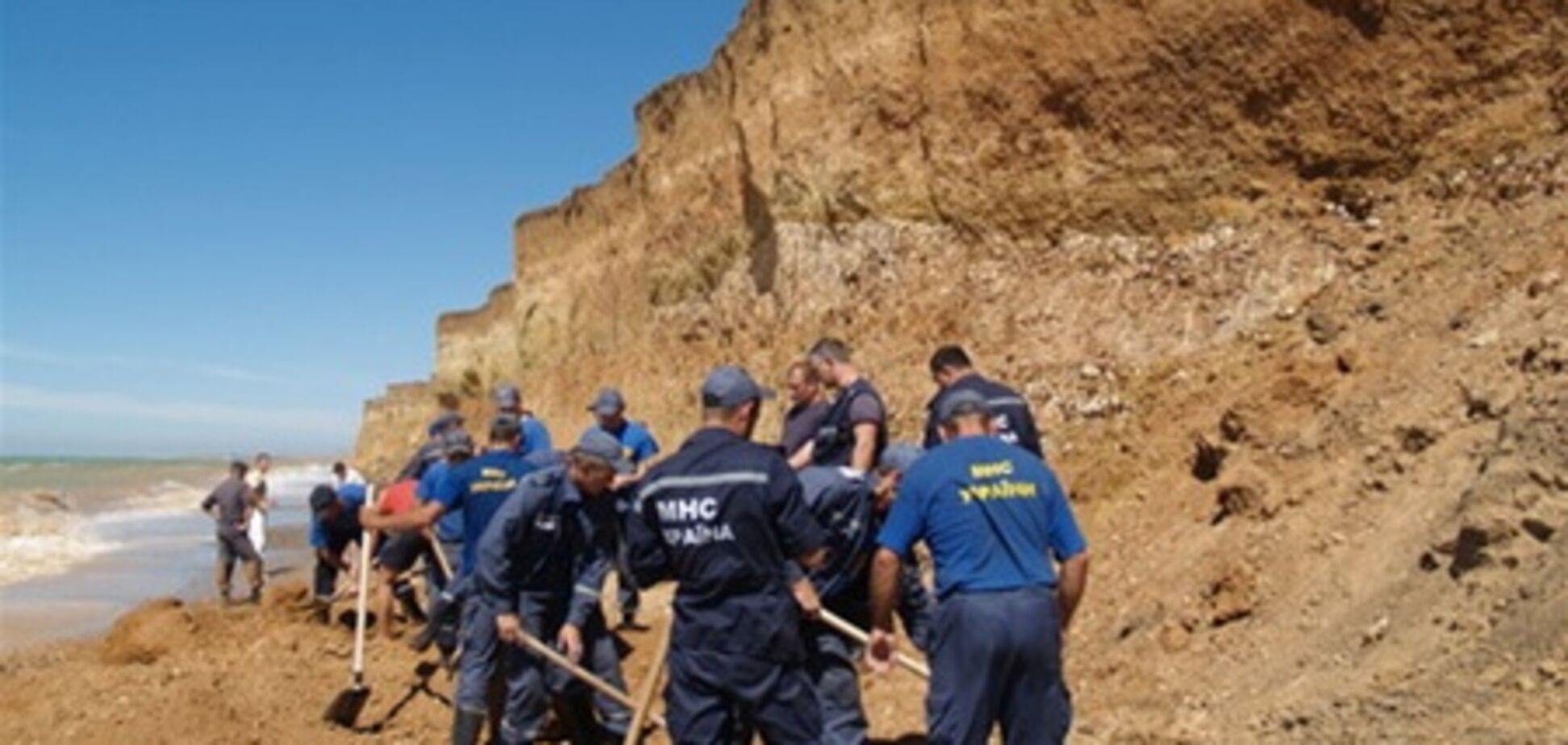 В Крыму на пляже обнаружили мину и девять авиабомб