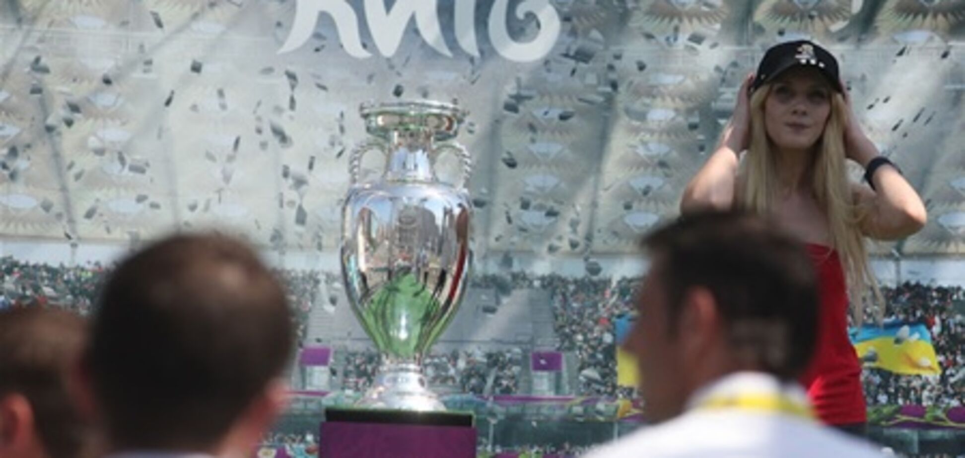 Активистка FEMEN нанесла ущерб кубку Евро-2012. Фото. Видео