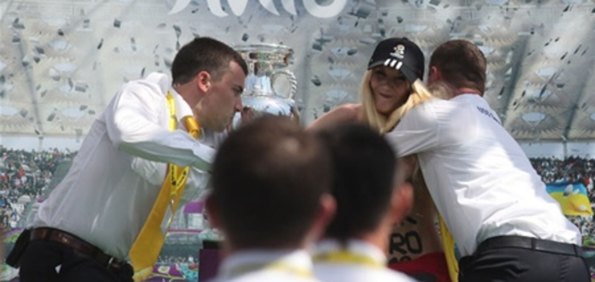 FEMEN напали на кубок 'Евро-2012'. Фоторепортаж