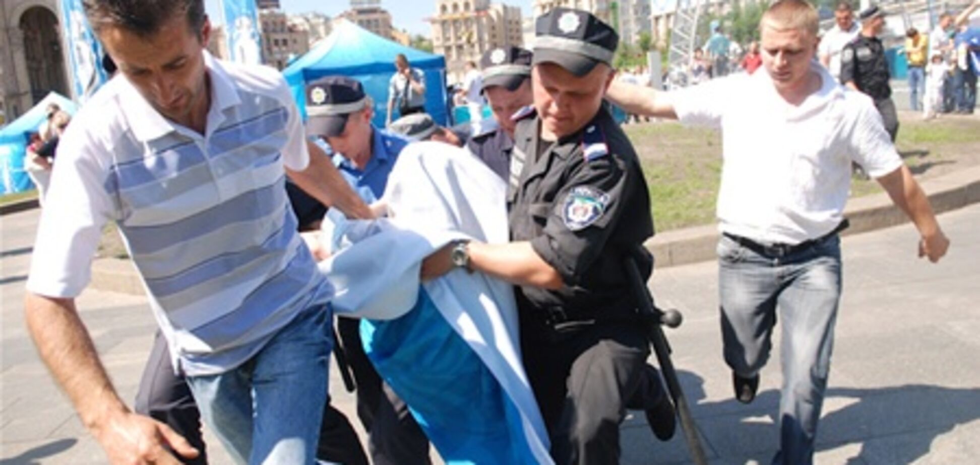 FEMENистка, атаковавшая кубок 'Евро-2012', задержана