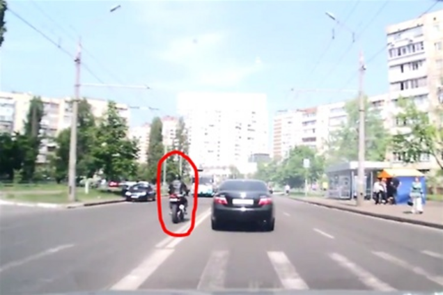 ДТП в Киеве: мотоциклист выехал на встречку и сбил пешехода. Видео