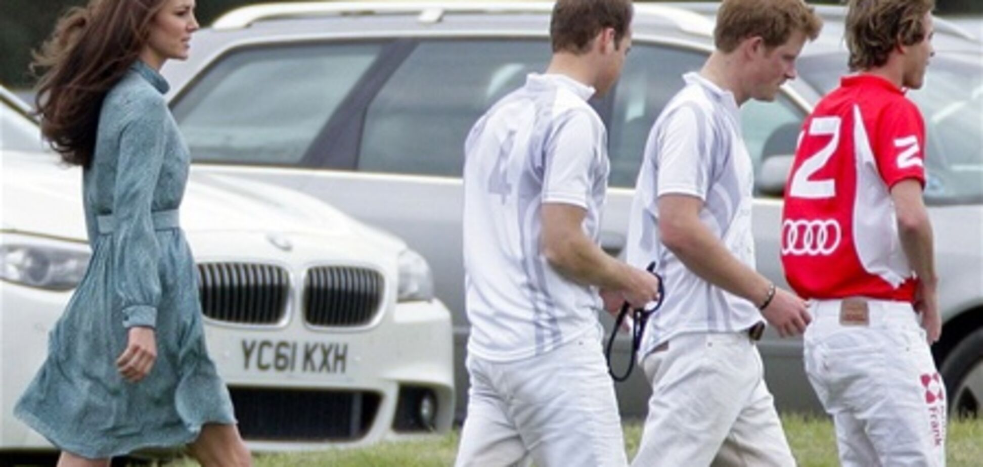 Королевская чета играет в поло. Фото