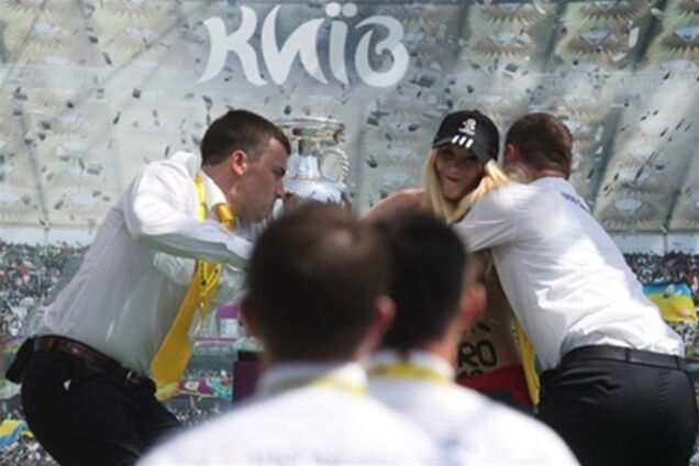 FEMENистку, напавшую на кубок Евро-2012, оштрафовали