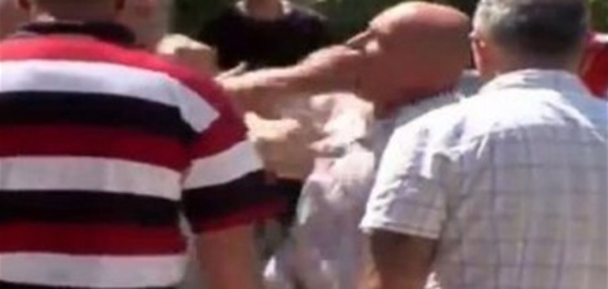 Чиновник подрался с жителями Тбилиси, критиковавшими Саакашвили. Видео