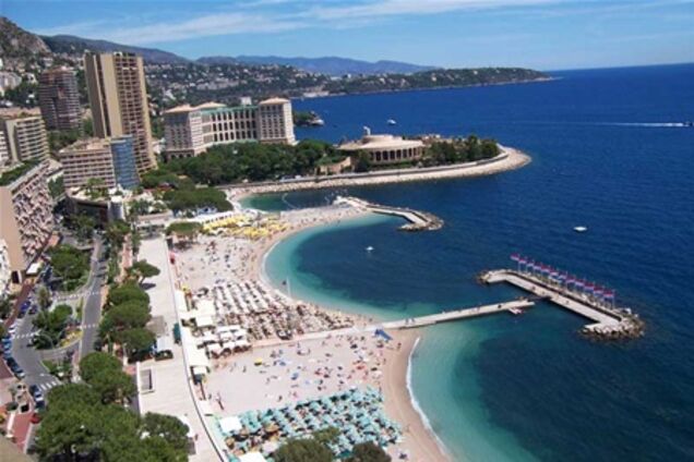 На пляжах Монако будут раздавать пепельницы