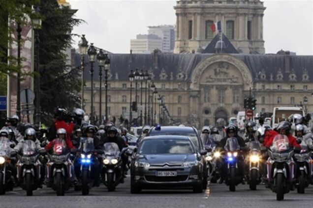 Кортеж Олланда зупинявся на всіх світлофорах