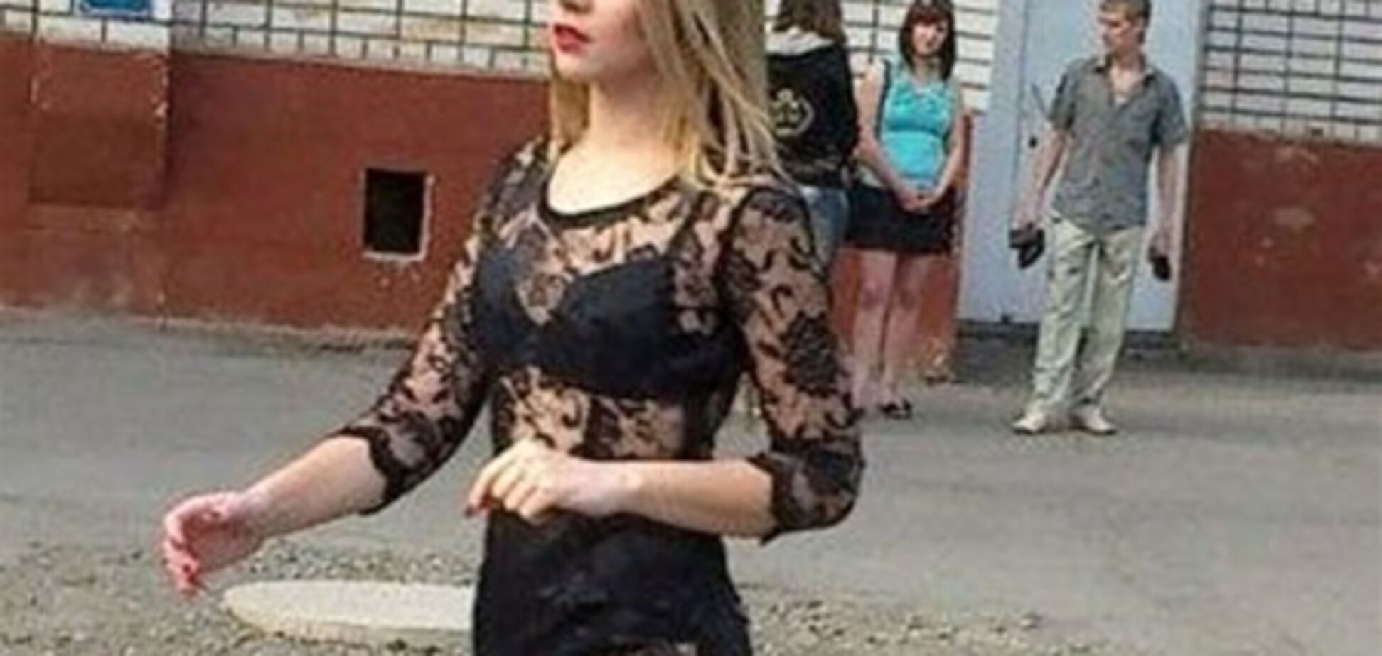 Прозрачное платье выпускницы шокировало интернет. Фото