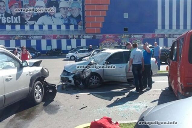 ДТП в Киеве: нелепое столкновение 4 машин на парковке. Фото 
