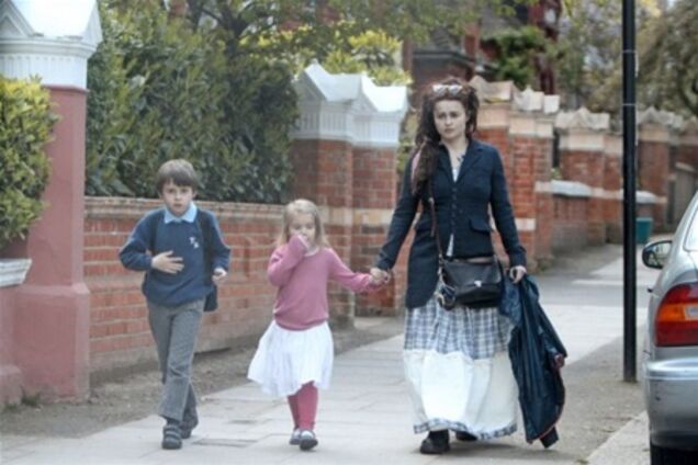 Бонэм Картер шагает по Лондону. Фото