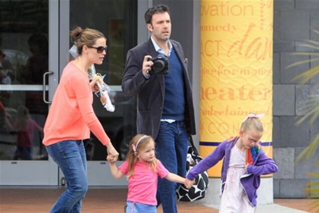 Аффлек и Гарнер отправились на выступление дочери. Фото
