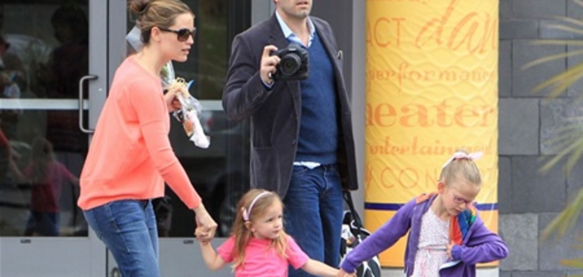 Аффлек и Гарнер отправились на выступление дочери. Фото