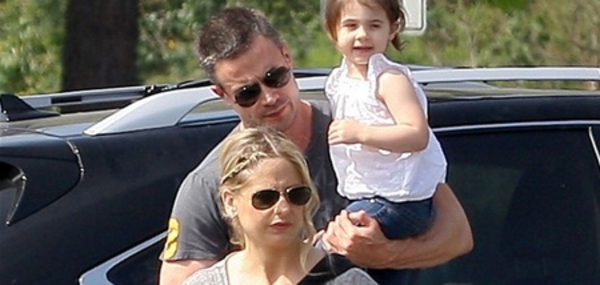 Геллар с семьей идет смотреть на зверюшек. Фото