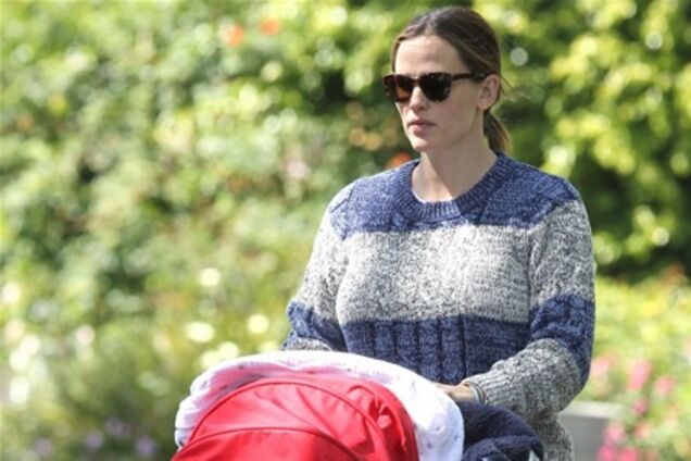 Гарнер вывезла сына на прогулку. Фото