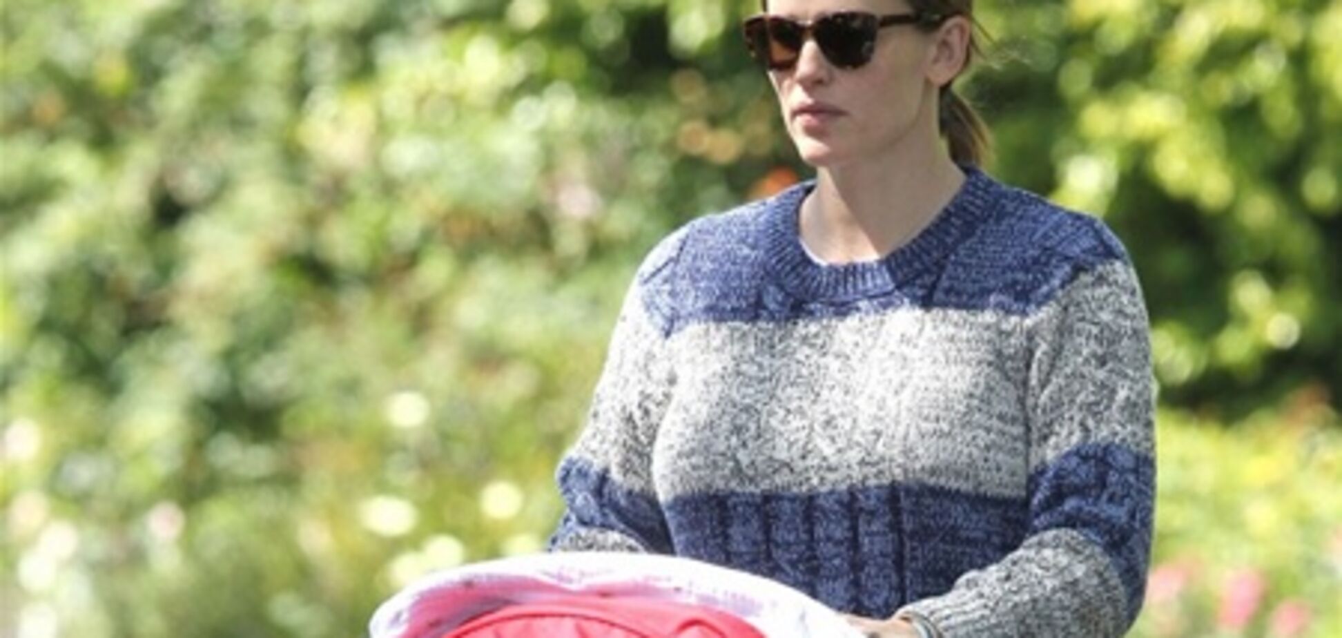 Гарнер вывезла сына на прогулку. Фото