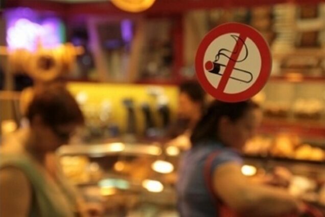 В Болгарии запретили курение в ресторанах и на стадионах