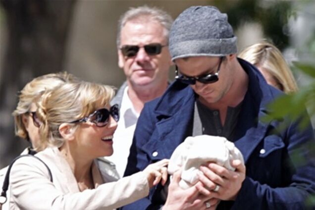 Хемсворт ходит с дочерью на руках. Фото