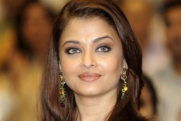 Над Айшварией Рай насмехаются поклонники. Видео