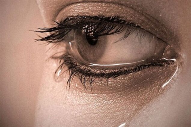 Бороться со стрессами женщинам помогают слезы