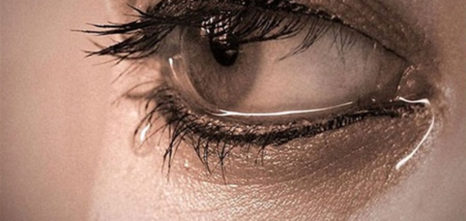 Бороться со стрессами женщинам помогают слезы