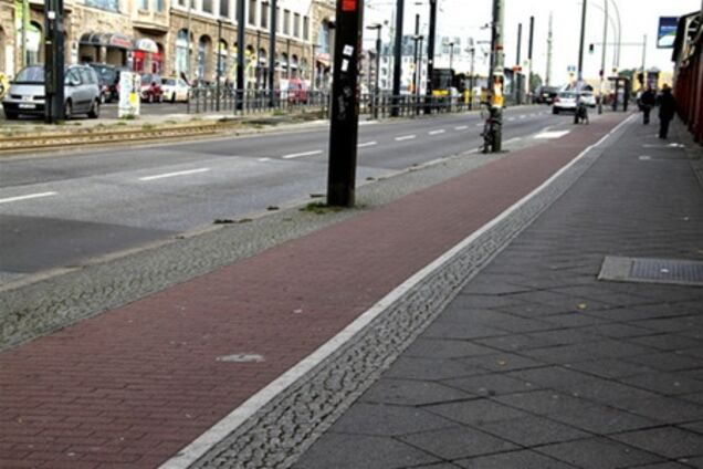 Велосипедные дорожки в Киеве покрасят в красный цвет