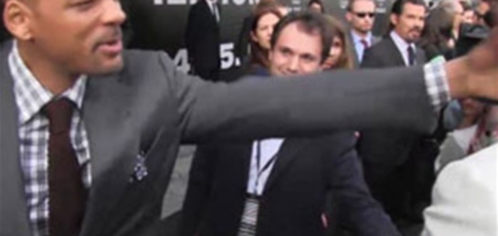 Звезда Голливуда ударил украинского репортера. Видео