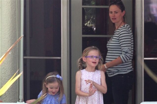 Гарнер заехала к друзьям за девочками. Фото